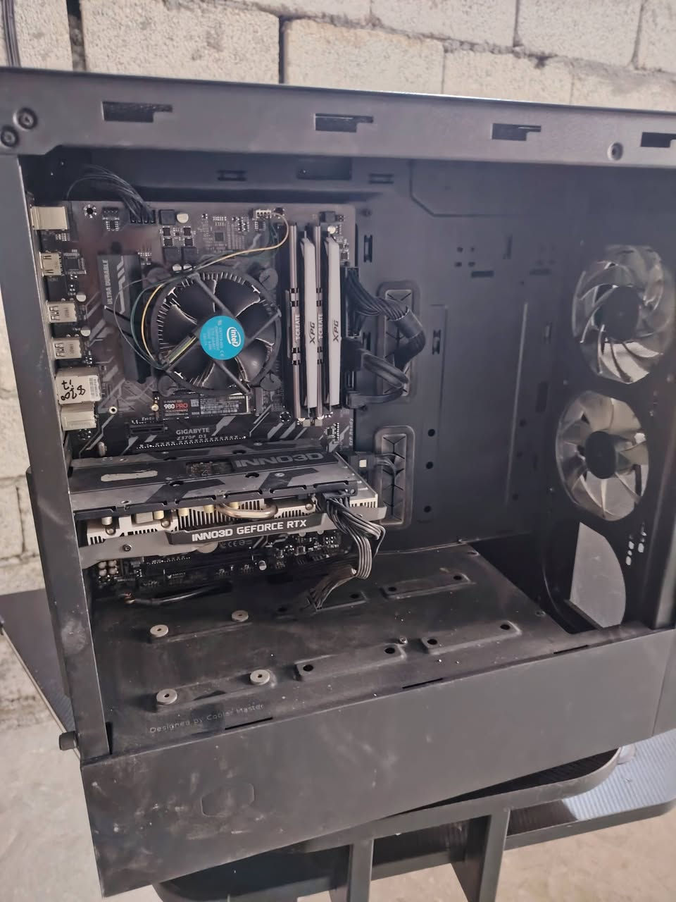 كيس مع شاشه وميز وعاكسه للبيع
المواصفات..
 Cbu I7 7800
Gbu 2060 6gb
Ram 32 3200hz
Mtb Z370b
Pwr 600
Hdd 1tb
M.2 120
سعر الكيس 600
شاشه  asus 24 144hz    سعره 150 بيه ضربه كلش بصيطه
شاشه ثانيه حجمه  24 100hz سعره 100
عاكسه ماكزما اخت الجديده سعره 500 قفل مع البطاريات
البطاريات 150 × 2
الميز سعره 250 كلش نضيف  مترين × 60  والارتفاع يوصل متر ونص كهربائي تكدر تتحكم بي
التواصل خاص او واتس... ***********
