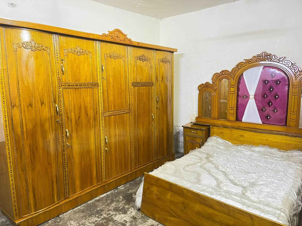 غرفه أخشاب مستعمله للبيع  ٥أبواب ملحق صاج نضيفه اخت الجديده استعمال قليل اقل شهر مديل نفخ مقوس ضهر جوجوبه براغي الزاويه كنتوريه ملحق السعر 750نضافه فوال بغداد الاتصال ***********متواجد واتساب 👍
