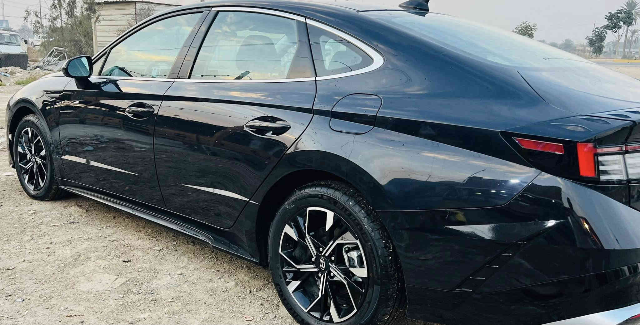 سوناتا موديل 24 مواصفات معروفه فول بدون فتحه
تترقم بغداد تريد مرقم او بدون رقم بكيفك
بعدها زيروووو  400ميل فقط 
قطعه وحده صبغ جاملوغ خلفي بدون حادث 
بدون دواخل  بدون ارباك
رقم 📞 ***********
