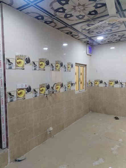 شقه للايجار سوق بعقوبة قرب فلكه الفاروق مقابل مدرسه المراه غرفه نوم وحده وهول ومطبخ كبار وجديده عائله فقط السعر 200الف ***********
