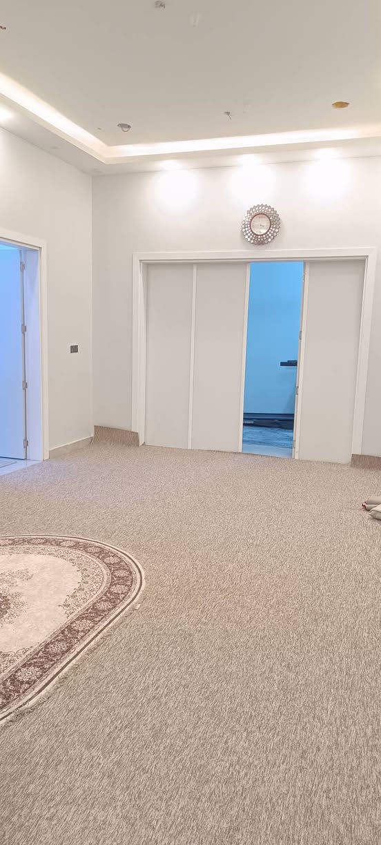 واسعد الله اوقاتكم بكل خير احبتي
***********
يتوفر دار سكن للبيع 

#المساحه لكليه 430 متر مربع 

#نوع العقار طابو زراعي عراقي 

#سند ٢٥ ول مالك عراقي تتكاتب ويا ابوالطابو مباشرتا

#يتكون من غرف نوم عدد 2
#استقبال 
#صاله
#مطبخ 
 #مجمع صحيات داخليه وخارجيه 
#كراج وحديقه مرتبه 🌹

#البيت كامل من جميع الملحقاته 
بناء جديد 2025

#العنوان البصرة قضاء ابي الخصيب  العوجه 
#منطقة روعه جميع الخدمات ماي كهرباء شارع 10 متر 
#السعر  180وبي مجال

للاستفسار لاتصال ***********
