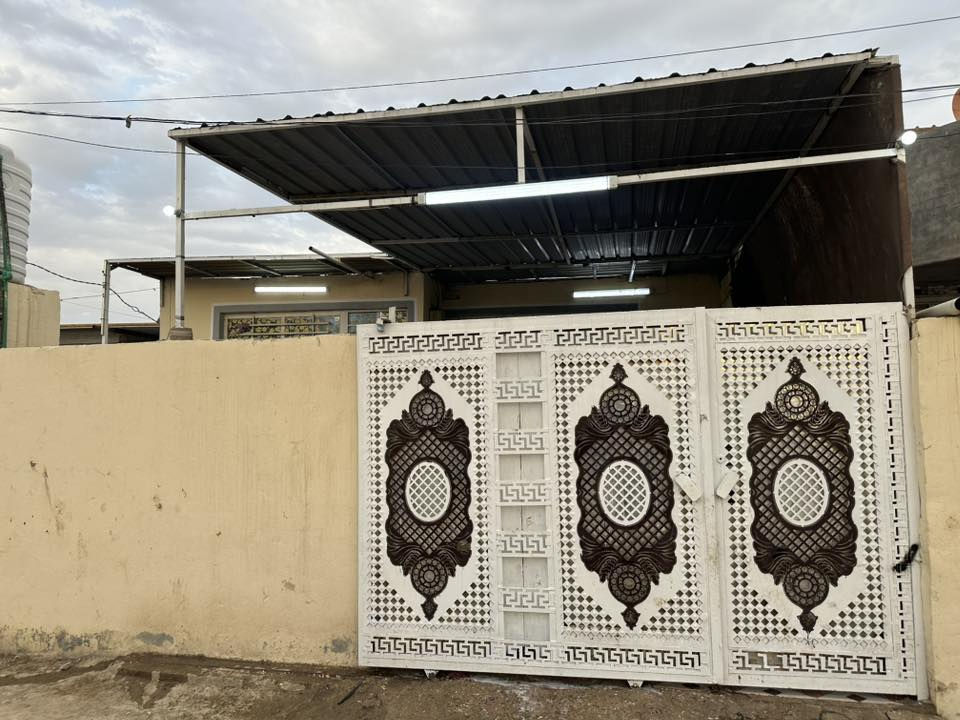 السلام عليكم بيت للبيع في حي السلام قرب قاعه لافندر المساحه 160 البيت كامل مكمل سيراميك وديكورات كلشي متخسر عليه السعر 35وبي مجال ***********
