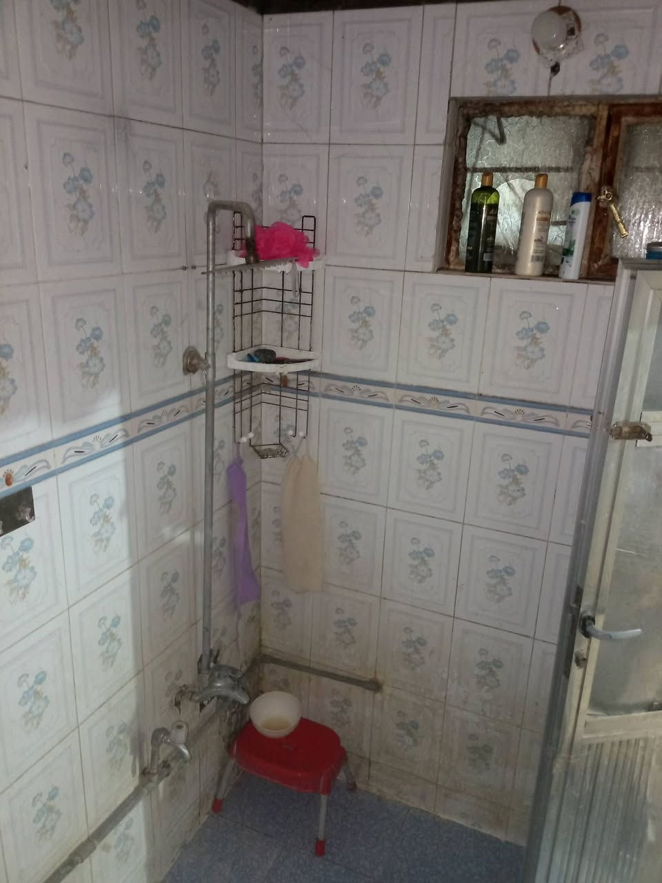 السلام عليكم
بيت ١٠٥م للبيع 
المكان / حي تونس افاق عربية زراعي شارع عائشة المساري
محتوياته / 
طابقين بنفس التصميم بالضبط 
غرفتين كبيرة وصغير
مطبخ ٣×٣ 
صالة ٤×٦
حمام شرقي 
٣ مناور 
ممر داخلي
الدرج خارجي يعني البيت مفصول الطابق الارضي عن الاول
للاستفسار او الاتصال 
*********** ابو سيف
