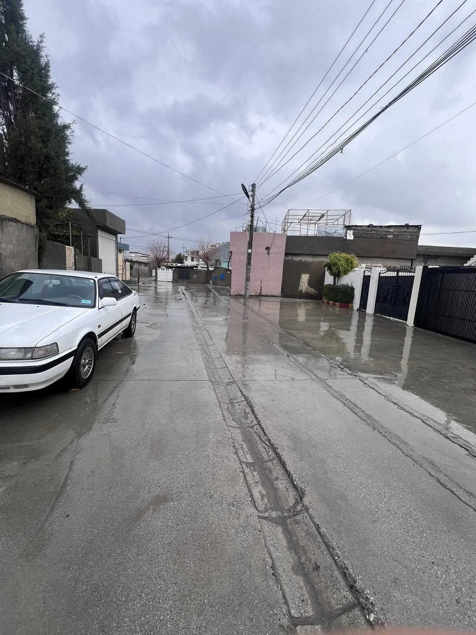 خانوو بۆفرۆشتن _چوارقوڕنە _گەڕەکی یەکێتی
ڕووبەر 150 مەتر ڕوەو قیبلە 
کۆڵانی 15مەتری تەنیشت بیری ئاو نزیک مزگەوتی شێخ سەعیدی پیران
پێکهاتووە لە (ژووری میوان_ژورێکی نوستن_هۆڵ_مەتبەخ_کراوە _حەمام و 🚾 )
ژورێک لە سەرەوە 
***********
چوارقوڕنە
