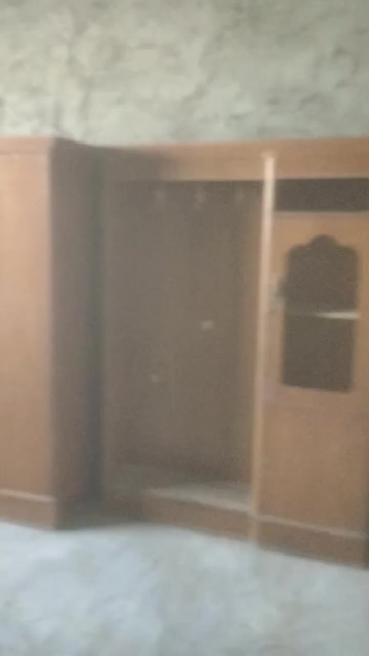 السلام عليكم بيت للبيع مساحه 100 متر بي غرفه وصاله مطبخ واستقبال شارع لويس سهام بعرسات ابو مسلم زراعي سنه 25 مشمولات للطابق الصرف بسعر مناسب ب 15 مليون وبي مجال بيع مستعجل ***********
