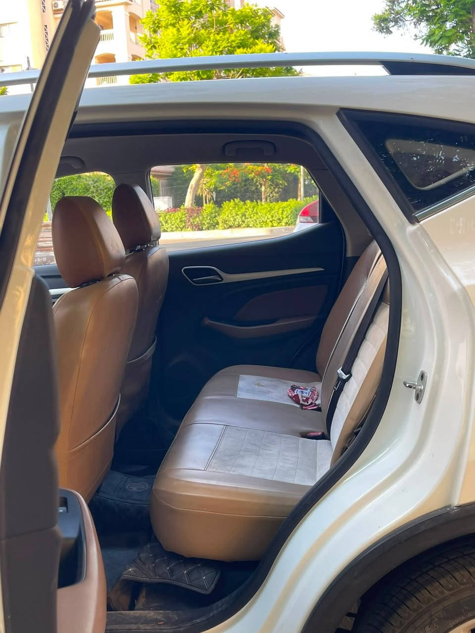 للبيع: MG ZS موديل 2021 - حالة ممتازة وصيانات توكيل 🚗
لراغبي الحالات  والاستعمال الراقي، عربية MG ZS موديل 2021 مش محتاجة مصروف نهائي وجاهزة للفحص والمعاينة.
📌 تفاصيل السيارة:
 الموديل: 2021
 العداد: 99,000 كم (صيانات منتظمة).
 الملكية: أول مالك من الزيرو.
 الدهان: فبريكة بالكامل برة وجوة (ماعدا الرفرف الشمال فقط).
 الصيانات: كل الصيانات بالكامل في التوكيل بانتظام.
 الرخصة: سارية لمدة سنتين (مرور المنصورة).
💎 حالة السيارة:
 الموتور، الفتيس، والتكييف بحالة الفبريكة 100%.
 صالون داخلي بحالة الزيرو بدون أي هاري أو استهلاك.
 طقم كاوتش وبطارية بحالة ممتازة جداً.
 العربية بيتي جداً وجاهزة للسفر فوراً.
 المعاينه : مدينتي. تواصل : 01014984808


**إذا كنت صاحب هذا الإعلان وتريد حذفه لأي سبب، رجاءا أرسل رسالة إلى الدعم الفني**
