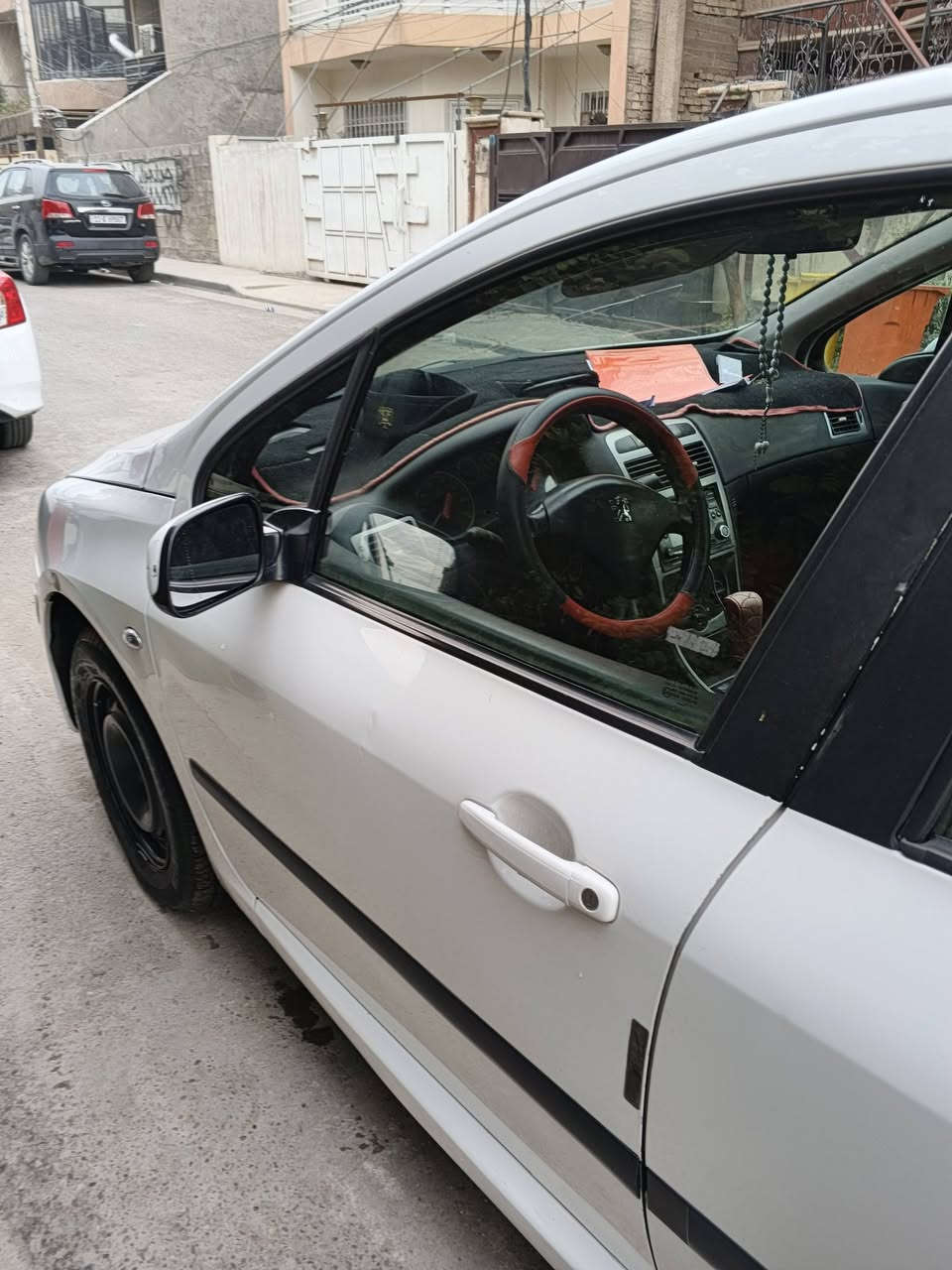 السلام عليكم عندي سياره بيجو 307 موديل 2004 لون ابيض السياره بلاديه بيها صبغ جوه قبغ البانزين كير ومكينه مضبوطات وتبريد ثلج وبيها تخم تاير الاماميات جدد والخلفيات زينات وبسم اقاربي واني اتعهد بالتحويل سعرها 55 ورقة وهاي صورها ورقمي هذا حتى بي واتساب *********** وبيها مجال يعني مو قفل 55 ورقه
