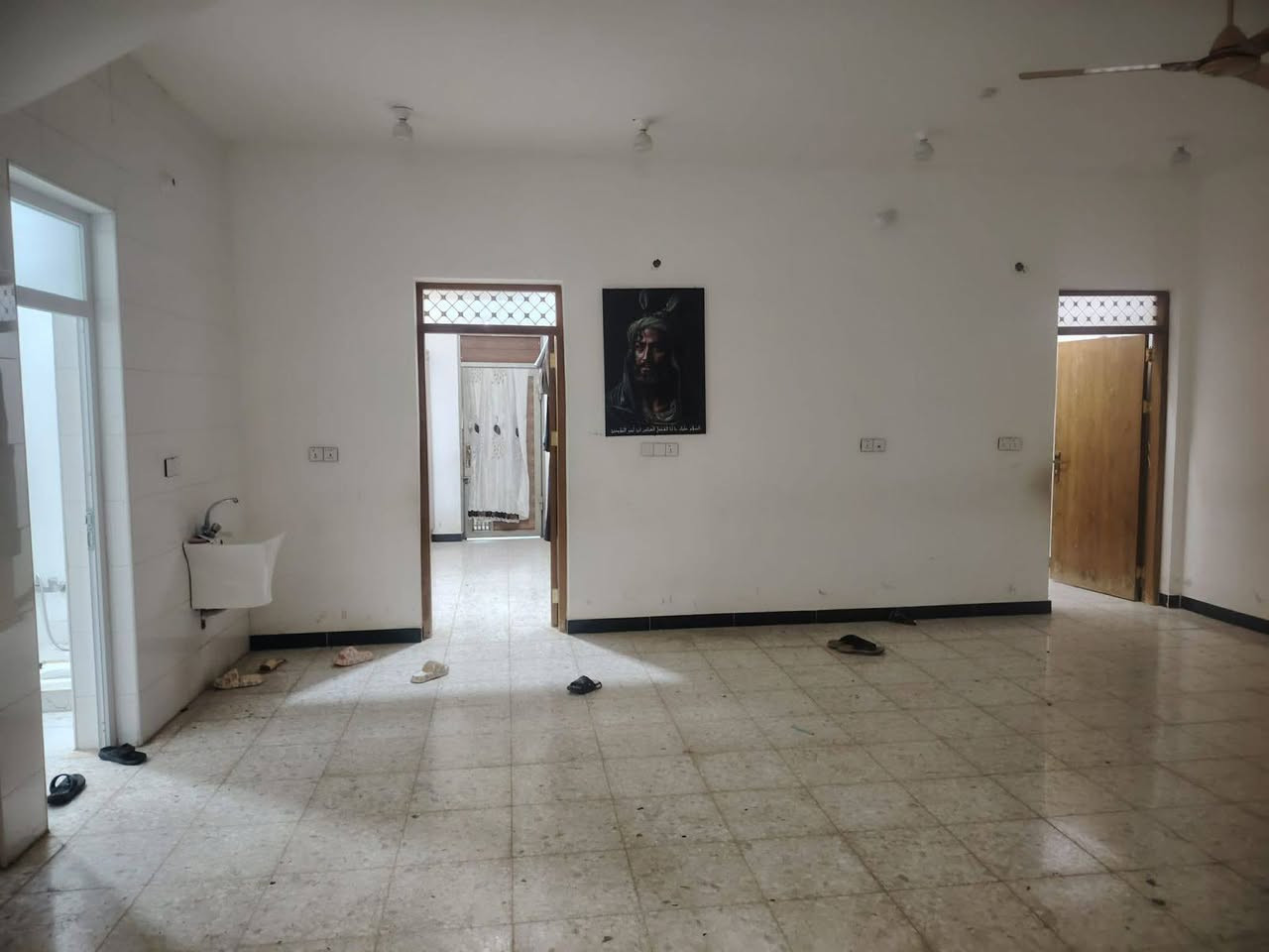 دار للبــــــيع 💥
وبسعر مناسب جداً جداً جداً
الموقع الخضراء مقابل ساحة البيع المباشر
المساحة 250 م
البيت طابقين يحتوي الطابق الأول على كراج طرمة واسعة مطبخ وإستقبال  وهول داخلي واسع و مجموعة صحية داخلية وخارجية وغرفتين نوم.

الطابق الثاني نفس ما موجود بالطابق الارضي لكن غير مسقف (هيكل) علما ان درجه معزول عن البيت وبالامكان جعله داخل البيت
🔹 البيت بناء جديد مسكون اقل السنة
🔹 شارع يخبل والجوارين وردة
للاستفسار الاتصال على الرقم
***********
