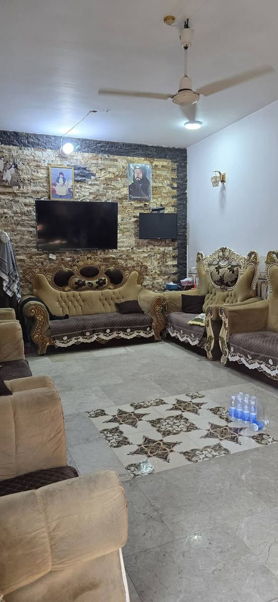 التفاصيل
ييت للبيع مساحه ٢١٢ متر 
استقبال كبير 
مطبخ حار + بارد 
صاله كبيره جدا 
غرف نوم عدد ٦
حمامات ٥
سطحين من جهتين 
الكماليه شارع المصرف _ عماره القريشي/قرب القابله ام محمد 
للتفاصيل اكثر والسعر الاتصال على الرقم ***********
