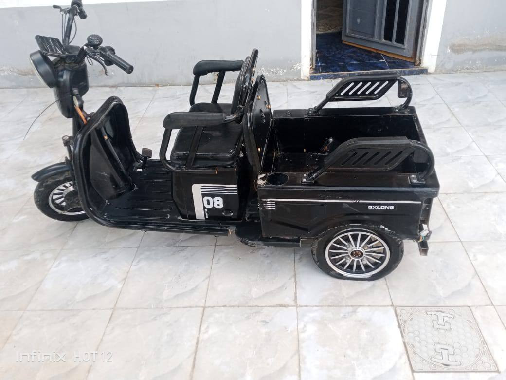 سلام عليكم ستوتة شحن للبيع شحانة وبطاريات جدد كاملة ما عدة بكلايت ب 400 وبيهة مجال الرقم ***********
