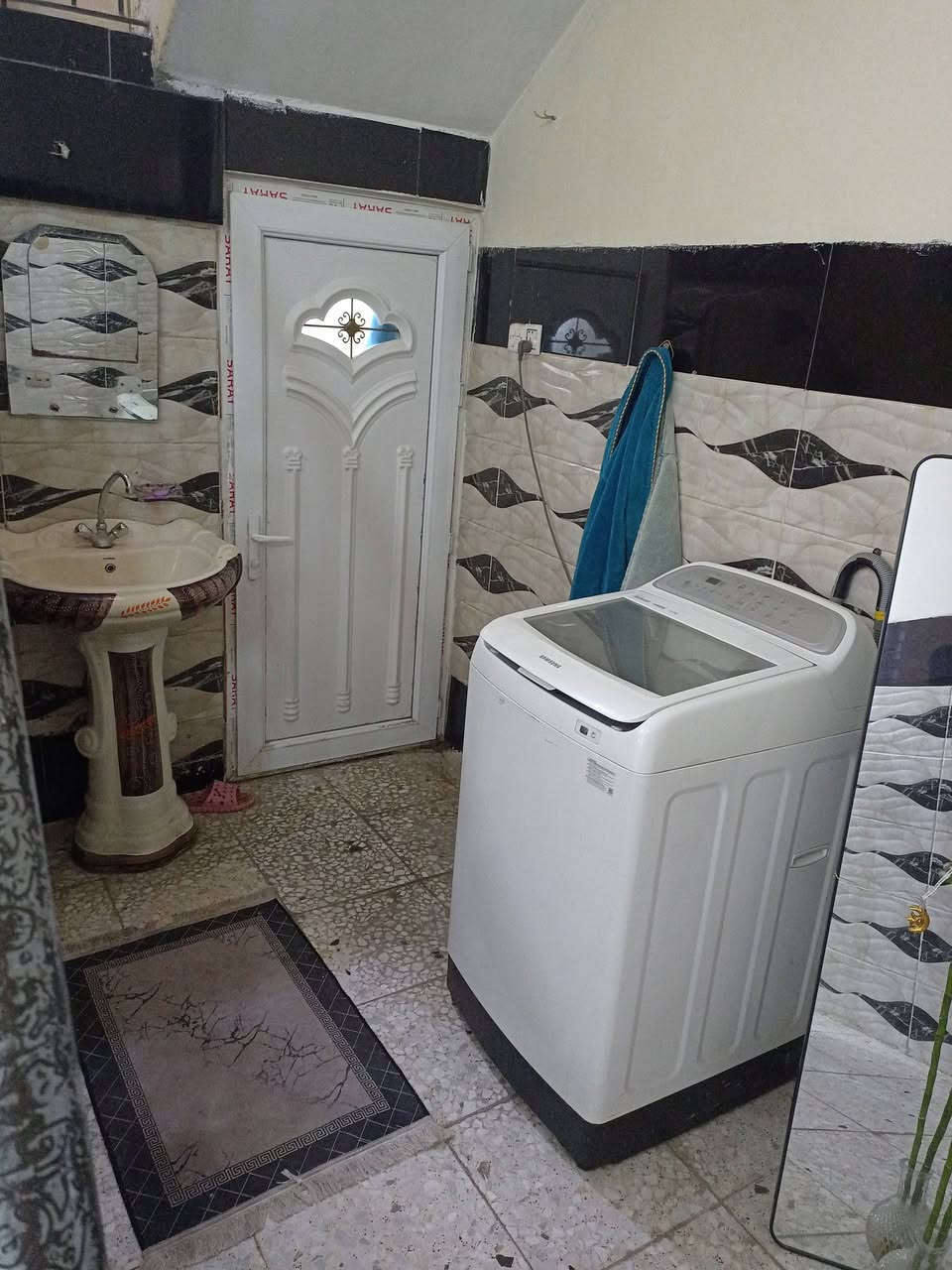 دار للبيع مساحة 86 متر 3طوابق  الواجهه 550 والنزال 16 حي اور قرب مقابيل سوق 2000 ثاني بيت عن الشارع العام يحتوي على مطبخ واستقبال وصحيات و5 غرف نوم سويتات للاستفسار *********** متواجد واتساب

