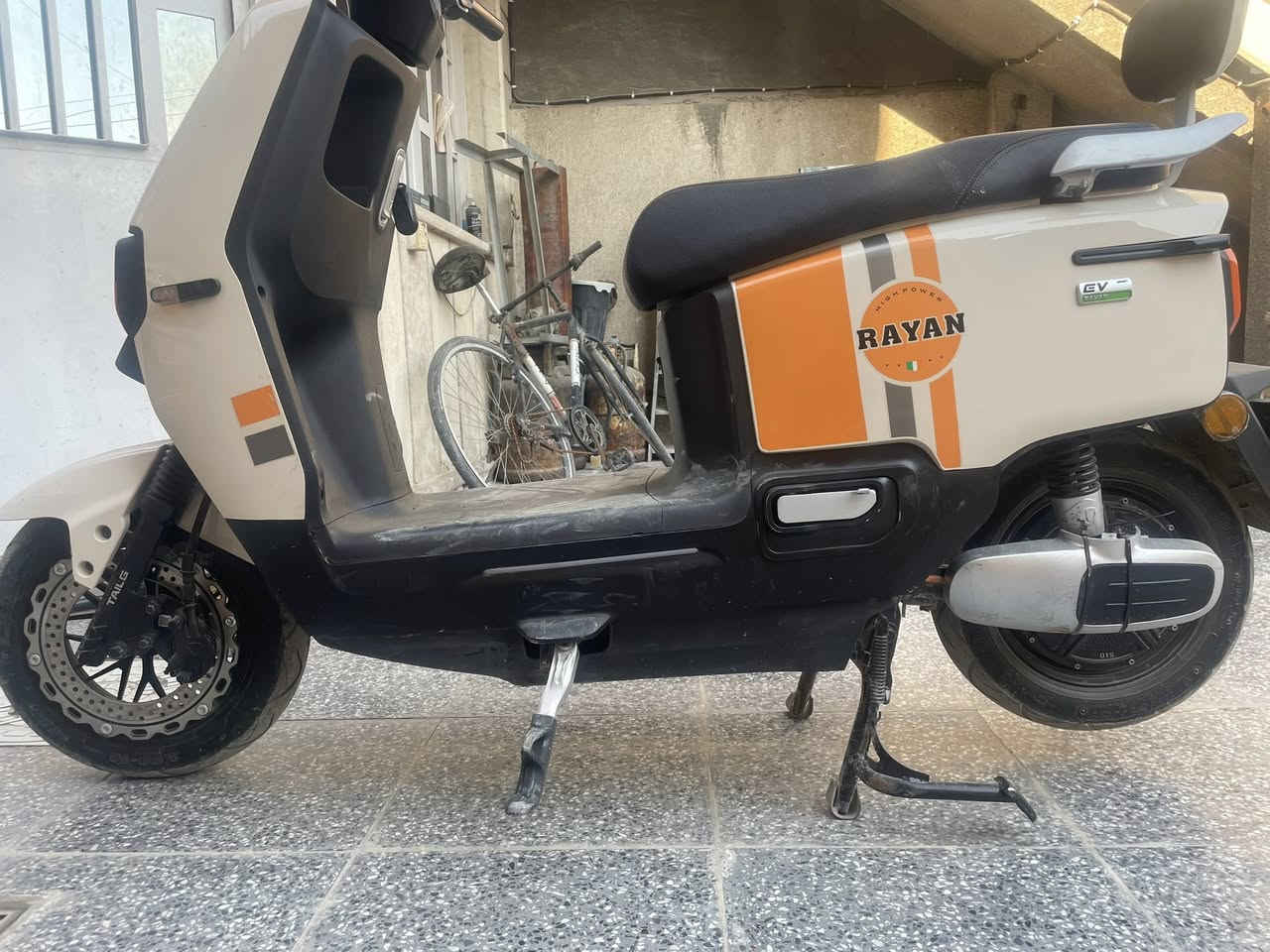 السلام عليكم دراجه شحن ريان اي عيون للبيع 6 بطاريات دبل كبار خير من لله اللاتصال *********** مكاني بغداد السعر 750  وبيه مجال
