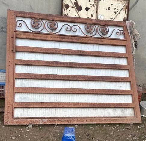 السلام عليكم باب  بيت  سلايت 3 قطع   مع سكه الباب
عرض الباب 3 امتار باب تركي بليت قوي 
السعر ااتصال على هذا رقم 
***********
