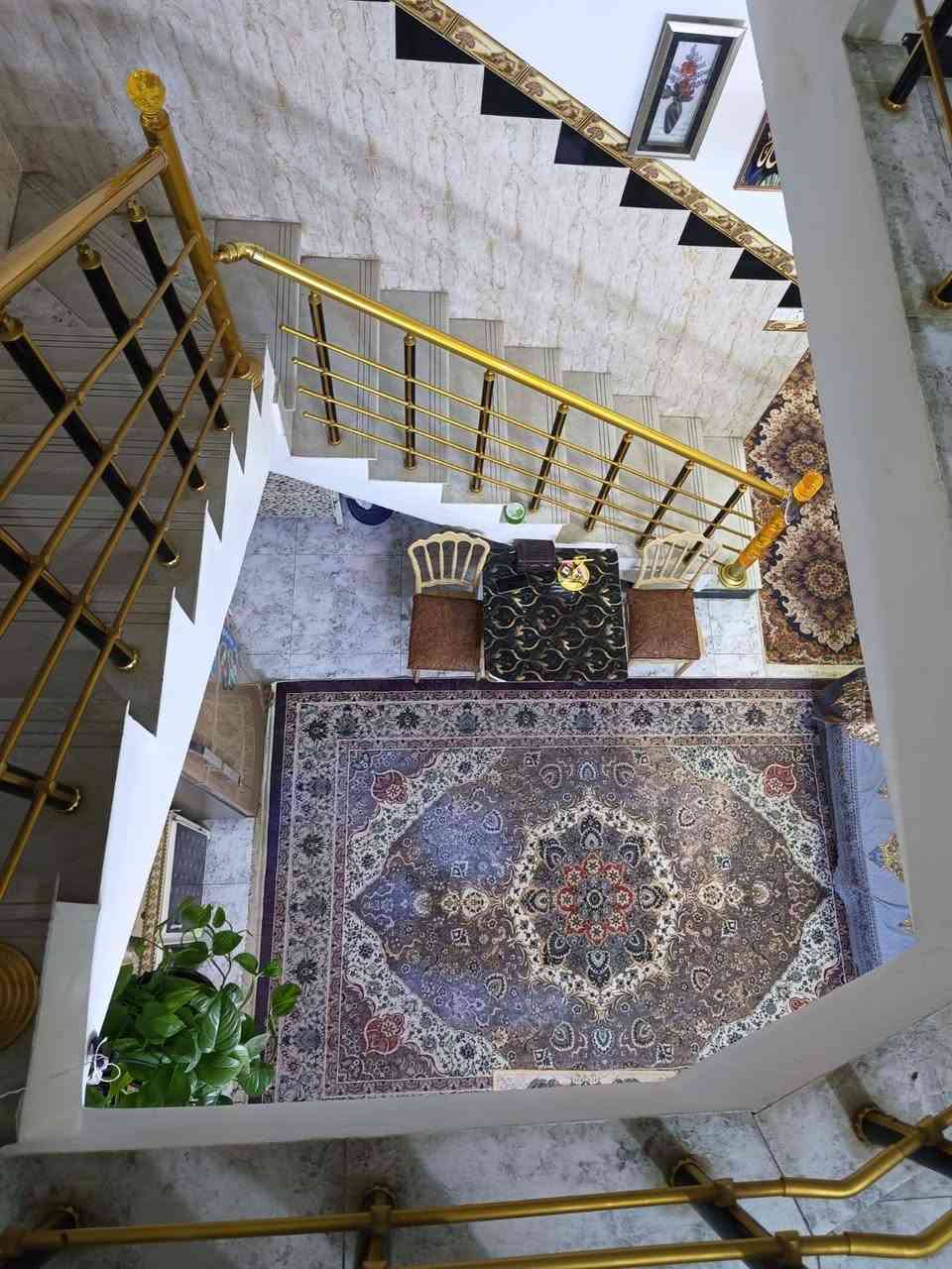 سلام عليكم بيت للبيع مساحه 100 م واجه 5 نزال 20 الموقع بدايه المربع الثاني مقابل ماركت الشام  بناء حديث درجة اولى   يحتوي على استقبال مدخلين  + منور ومطبخ ترك جانبي. وحمام   وغرفه نوم 
الطابق الثاني 2 غرفه نوم وحمام. + بيتونه وسطحين 
للاستفسار اكثر   *********** واتساب
