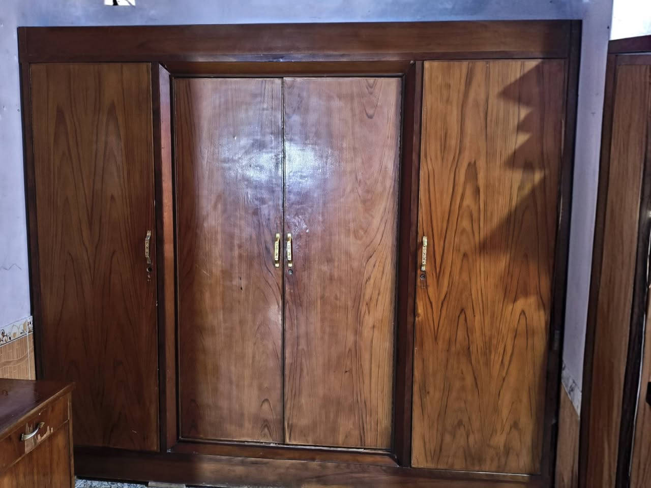 السلام عليكم
غرفة اخشاب للبيع 
مكاني الكرابله مقابيل دائرت الطرق وا الجسور
*********** بي واتساب
