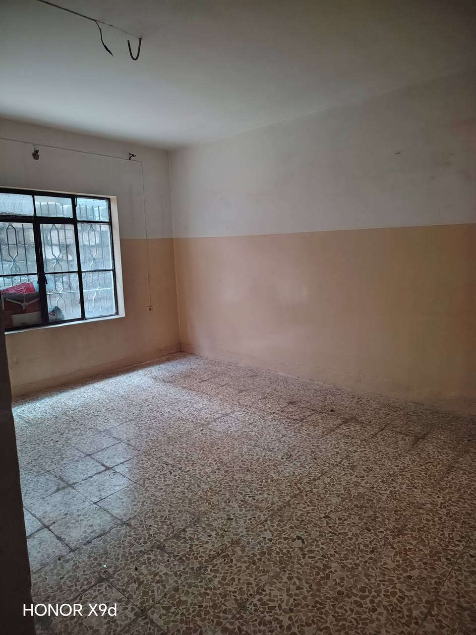 بيت الايجار حي عدن طابق ونص قرب مخلص مجموع الغرف 4نوم وهول واستقبال ومطبخ و صحيات كراج 
السعر 350الف قفل  ***********/ *********** واتساب
