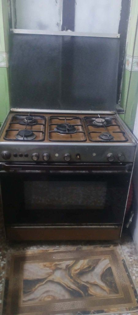 السلام عليكم  اغراض بيت كامله للبيع كاونتر وثلاجه وطباخ مصري ومبرده  وكنتور 3ابواب صاج وغساله سامسونك جديده و غرفه نوم مستعمله كامله وتخم قنفات مثل ماموضح بالصور للعلم الاغراض داخل بغداد للاستفسار الاتصال على الرقم ***********
