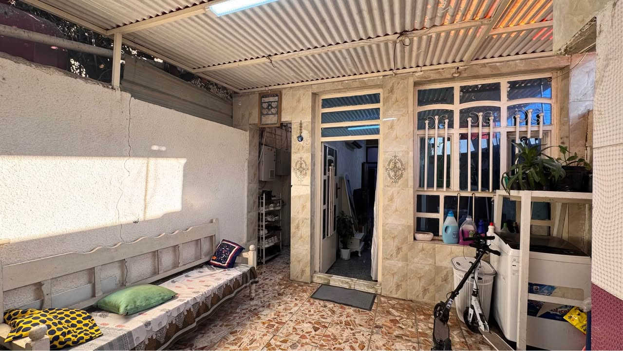 بيت للبيع 
بيع سريع سعر جدا مناسب 
يحتوي على :
1-استقبال 
2- مطبخ 
3-غرفة نوم 
4- ترك نهاية البيت ( اني مسويه غرفة اطفال) 
السطح شتايكر السقف صب 
الارضية كرانيت بالكامل 
البيت جاهز للسكن 
العنوان : الجريخي - شارع 30 متوسطة الغزالي - قرب حسينية مصباح الهدى وسفينة النجاة
رقم العقار : 1035
واتساب : *********** بغداد, العراق
