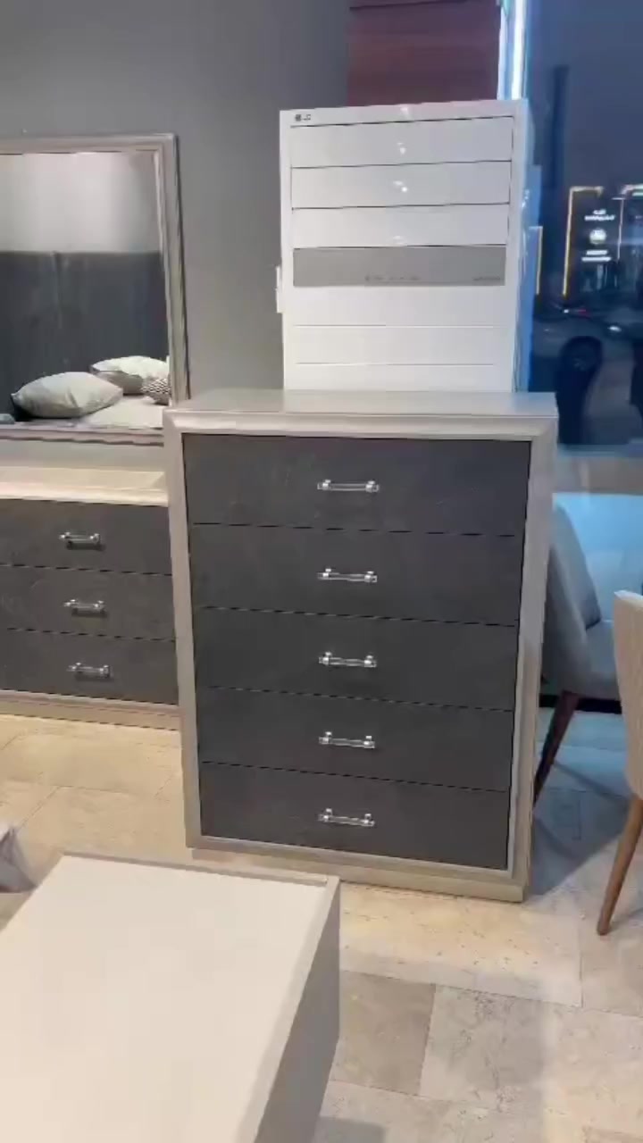 غرفة زارا نظيفه جدا متكونه من 6 قطع استعمال سنتين فقط سعر الشراء 3 مليون .... ورايدها ب مليونين غرفه تكمه وحلوه واي ضرر ما بيها تجي تشوف وتقيم ولحد يكسر بسعرها 
مكاني بغداد العطيفيه للتواصل الاتصال على ***********
