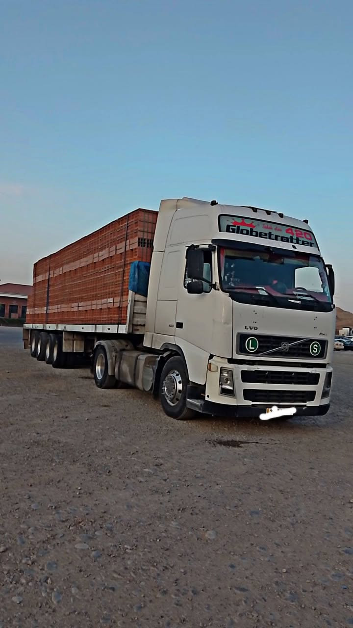 السلام عليكم فالفو 2003 اوتماتيك  قماره 4 خطوط محرك شاصي قماره كفاله .سنويه بسمي 2028 مثبته 3 محاور مزوج جوناب متحركه   ملاحضه السياره تحمل 40 طن.  الرقم ***********.
