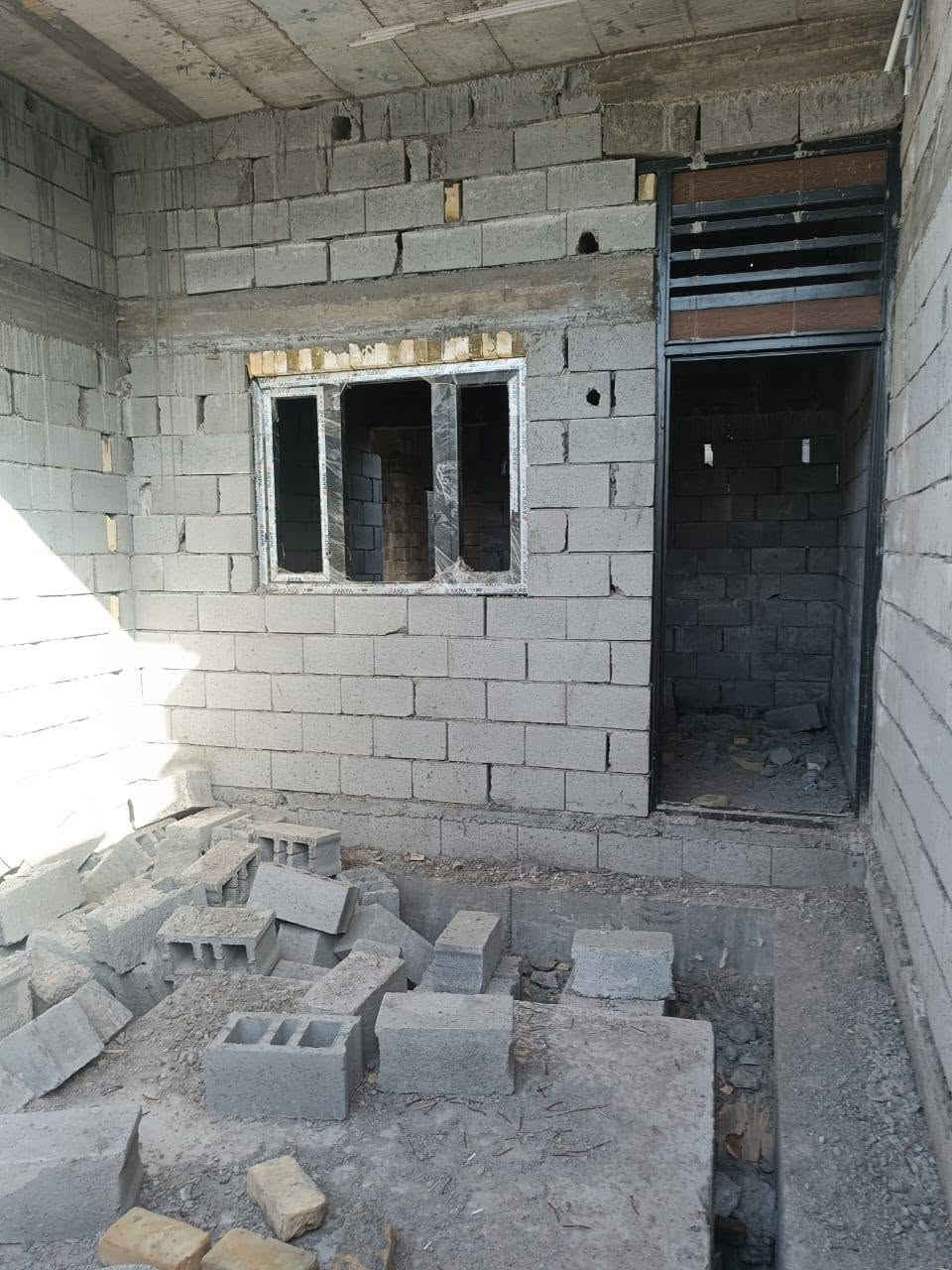 بيت هيكل للبيع مساحه 170 بالجزيره شارع الفيروزيه بيبان حديد ثقيل شبابيك المنيوم جي 60 شيشه ابو 16 بناء شخصي البيت يحتوي على غرفتين5*4 صاله 8*6 مطبخ 4*3 ديوان 6*4 طارمه 5*4 صحيات داخليه وخارجيه مناور اثنين 2*2 مثل ما واضح بالصور *********** السعر 55 بي مجال قليل

