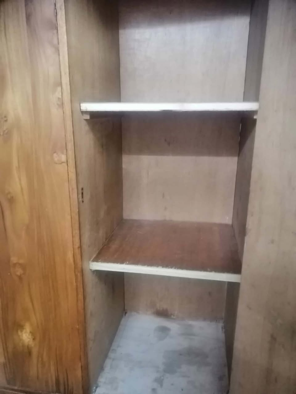 قنصور للبيع ثلاث أبواب صاج نظيف گدام العين  
العنوان الايمن شارع الفاروق 
غير متواجد على الفيس 
***********
