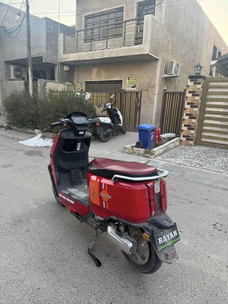 سلام عليكم دراجه وحش الكون او ام عيون صارلي اسبوعين من اشتريتها مابيها اي نقص بس يرادلها غسله نظيفه مابيها شخط بعدها جديده كلشي بيها شغال انطيك وياها مرايات و تجوه مال ظهر تواصل عل رقم *********** انطيني سعر و اكلك اي او لا ♥️
