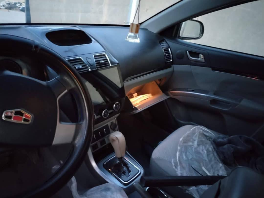 السلام عليكم جيلي امكراند موديل 2014رقم نجف سنويه جديده سياره مكفوله كفاله بس محولبه محرك كير جديد بشرط لا تنقيص لا صرف سياره جديده زنون عالي ناصي تخم بلاديات زنون اصليات التفاصيل بعد من غير ذني الشراي يتصل عل رقم الهاتف ‏‪***********
