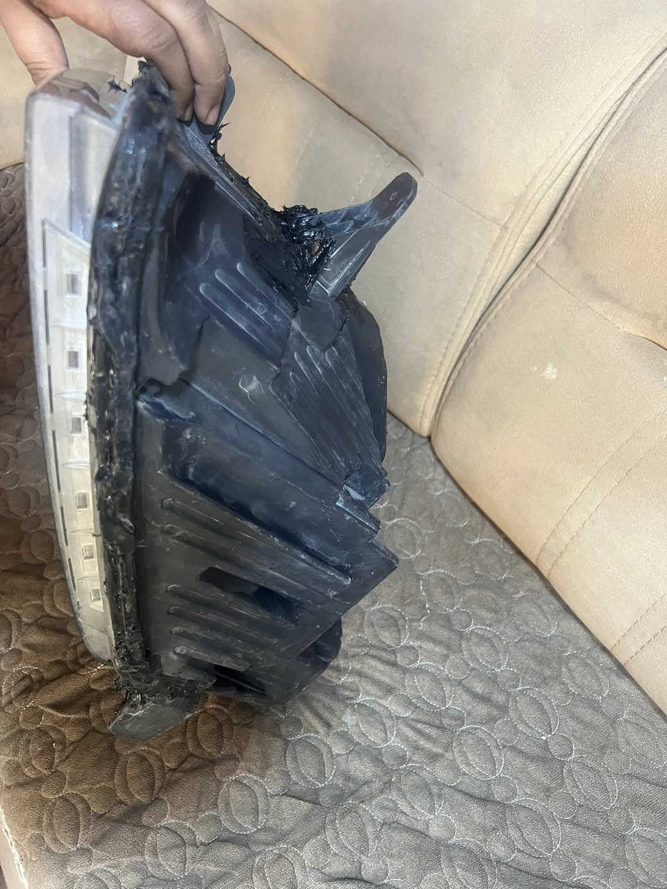 سلام عليكم لايت جمسي اكاديا شغال بي تصليح 
سعر 100 
***********
