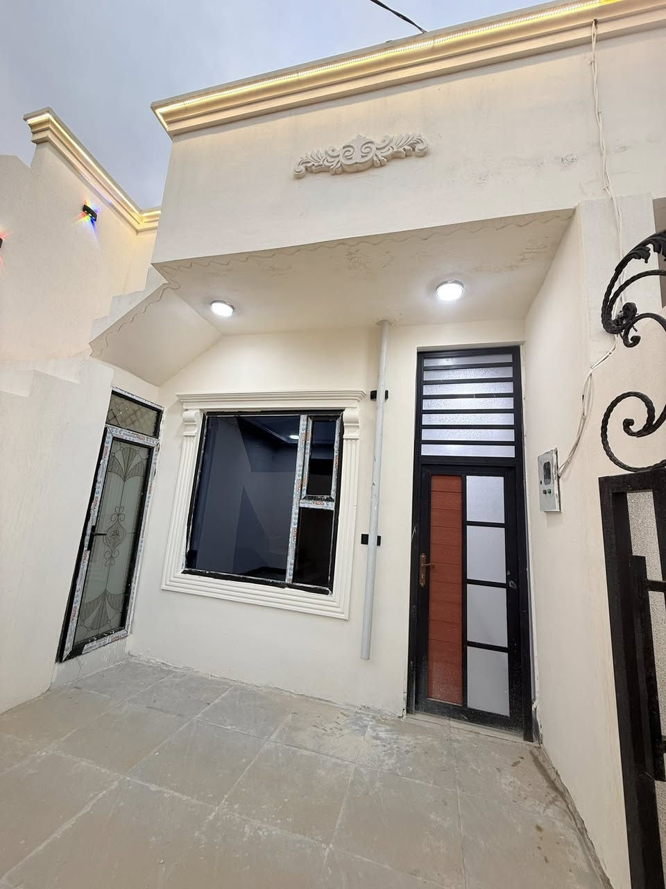 سلام عليكم بسعر مناسب للبيع بيتين كل بيت مساحه 100متر جديد صفر مامسكون فول سراميك نضام تبريد مركزي واجة فلين تركي ابواب تركي عنوان كركوك حي بدر فرع مدرست علي شاهين السعر 37بي مجال تواصل ***********
