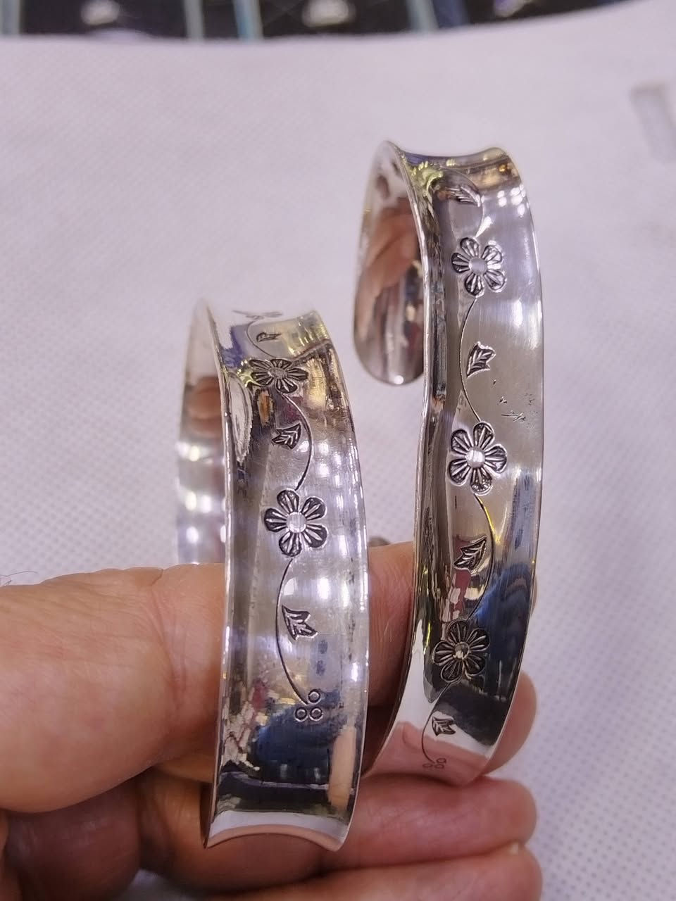 السلام عليكم...
سوارين فضة انتيك عيار ٩٩٠ عالي ماركة الوزن 57.25 غرام سعر الغرام 4000 دينار سعرهم مع التوصيل 230 الف .... رجاء السعر نهائي رجاء


**إذا كنت صاحب هذا الإعلان وتريد حذفه لأي سبب، رجاءا أرسل رسالة إلى الدعم الفني**