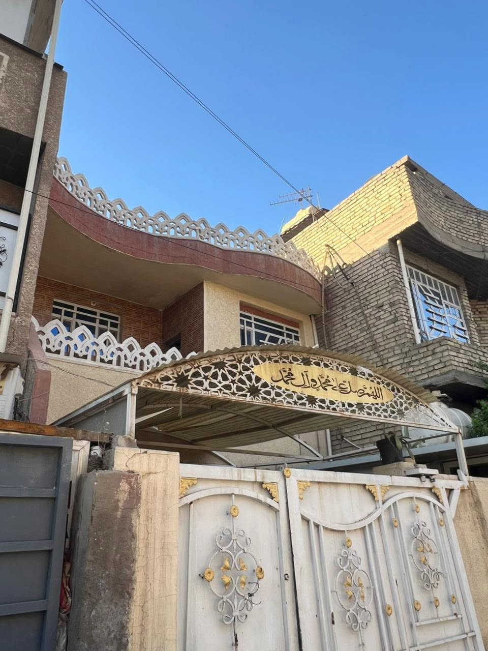 السلام عليكم
بيت للبيع
المساحه( 105)متر
الوجهة(7)
النزال(15)
متكون من 3غرف نوم واستقبال ومطبخين حراري وبارد وكراج ومغاسل خارجيه وداخليه عنوان بغداد
بغداد الجديدة قرب مدرسه حمورابي العلياء 
الاستفسار عبر الرقم ***********
