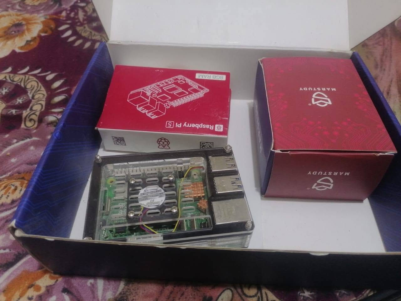 Raspberry pi 5 كت كامل مع شاحنته تجي وياه و اكسسواراته
رام 8 كيكا بايت .و هارد 256 بايت
و يجي وياه sd cart بذاكرة 128 كيكا بايت 
و ايضا يجي وياه نظام تبريد و مشتت حراري 
و يجي ب كيس اكريليك حلو و انيق 
للتواصل هذا رقمي 
***********
