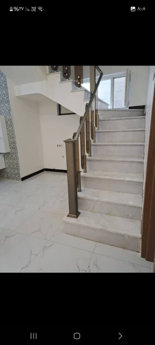 للبيع بيت طابقين طابو صرف ٧ نيسان من جهه الكليه ١٥٠ متر واجه عشره وبي فضله خمسين  متر يتكون من ٤ غرف وصالات ٢ واستقبال ومطبخ بناء طابوق أحمر معروض في مكتب النوارس للعقار اي استفسار راسلني خاص ***********
