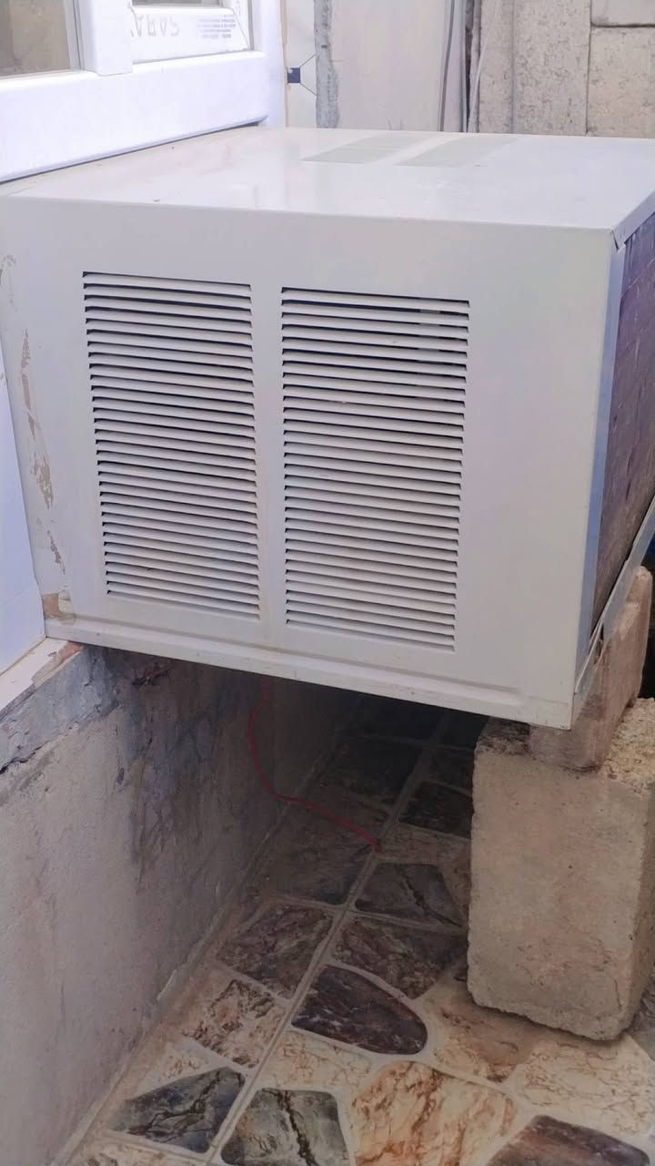 السلام عليكم مكيف للبيع شرط ماداخل تصليح ٢طن شرط ثلج❄️ يرهم مراوس بعاطل ***********
