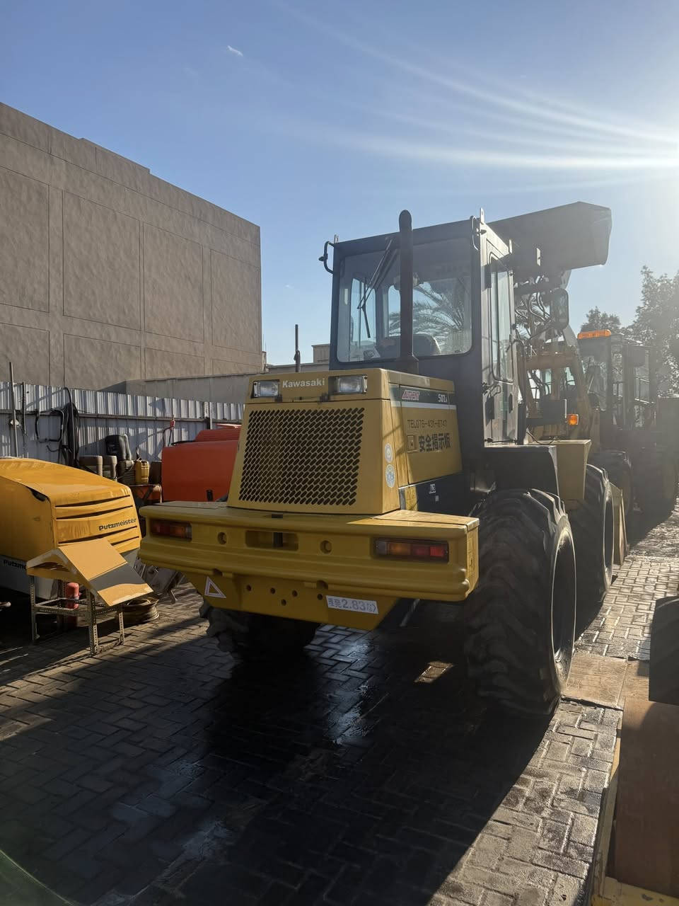 شفل كاوسكيZA50وارد يابان 
محرك كمنز 4 سلندر 
بم ونوزل كير ميكانيك 
موديل 2010 
مشتغل 2800 ساعه فقط 
بغداد شارع الضلال 
***********
