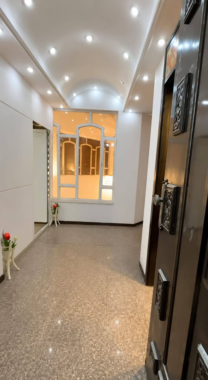 📍 دار للإيجار – المنصور / المهندسين

✨ فرصة مميزة في واحدة من أرقى مناطق المنصور، ركن على ثلاثة شوارع، مناسب للشركات، المنظمات، ومراكز التجميل.

📐 المساحة: 400م²
📍 ركن على ثلاثة شوارع
📏 الواجهة: 10م × 10م

🏠 مواصفات العقار: ⭕️ 4 غرف نوم ماستر
⭕️ مدخلان مستقلان
⭕️ موقف سيارات تحت الأرض
⭕️ مسبح داخل المنزل
⭕️ مطبخ مؤثث جزئيًا
⭕️ مكتب مؤثث جزئيًا
⭕️ غرفة خدم
⭕️ مخزن تحت الأرض
⭕️ مولدة خاصة بالبيت

🔹 الإيجار سنوي فقط

🎯 مناسب لـ: ⭕️ الشركات
⭕️ المنظمات
⭕️ مراكز التجميل

📞 للتواصل والاستفسار:
📍 دار للإيجار – المنصور / المهندسين

✨ فرصة مميزة في واحدة من أرقى مناطق المنصور، ركن على ثلاثة شوارع، مناسب للشركات، المنظمات، ومراكز التجميل.

📐 المساحة: 400م²
📍 ركن على ثلاثة شوارع
📏 الواجهة: 10م × 10م

🏠 مواصفات العقار: ⭕️ 4 غرف نوم ماستر
⭕️ مدخلان مستقلان
⭕️ موقف سيارات تحت الأرض
⭕️ مسبح داخل المنزل
⭕️ مطبخ مؤثث جزئيًا
⭕️ مكتب مؤثث جزئيًا
⭕️ غرفة خدم
⭕️ مخزن تحت الأرض
⭕️ مولدة خاصة بالبيت

🔹 الإيجار سنوي فقط

🎯 مناسب لـ: ⭕️ الشركات
⭕️ المنظمات
⭕️ مراكز التجميل

📞 للتواصل والاستفسار:
 ***********
📲 متوفر واتساب

🟩 نستقبل جميع العروض والطلبات العقارية.
🟩 نوفر تصويرًا احترافيًا وترويجًا مميزًا للعقارات.

✨ عقارات الأكرم… ثقتكم عنوان نجاحنا.

#عقارات_الأكرم #عقارات_بغداد #عقارات_العراق #المنصور #المهندسين #دار_للإيجار #شركات #منظمات #مراكز_تجميل #عقار #LuxuryHomes #BaghdadRealEstate #IraqRealEstate
📲 متوفر واتساب

🟩 نستقبل جميع العروض والطلبات العقارية.
🟩 نوفر تصويرًا احترافيًا وترويجًا مميزًا للعقارات.

✨ عقارات الأكرم… ثقتكم عنوان نجاحنا.

#عقارات_الأكرم #عقارات_بغداد #عقارات_العراق #المنصور #المهندسين #دار_للإيجار #شركات #منظمات #مراكز_تجميل #عقار #LuxuryHomes #BaghdadRealEstate #IraqRealEstate
