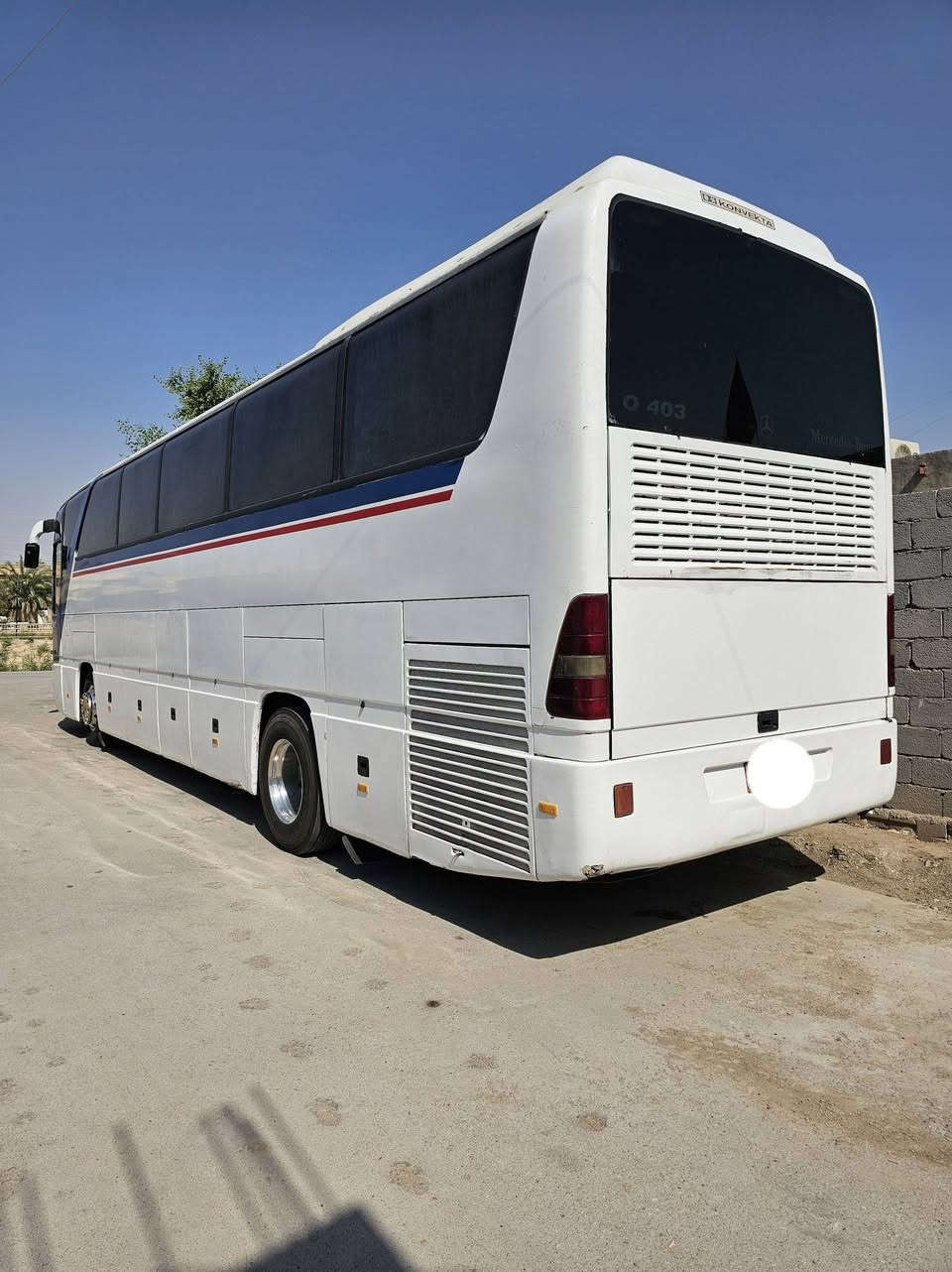 سياره جاهزه طخم تاير حداديه جديد فاتح . 4'وياله  مكينه كير شرط.كهربائيات كله كامله سياره مانقصه شي  56 نفر. مابيه خياس. شرط سكله بلاديه صفاح موس لا مروج ولاشي بيه  ثلاجه شغاله تبريد مناميه تدفائه شغاله.  سياره مابيه كل نقص للاستفسار ***********
