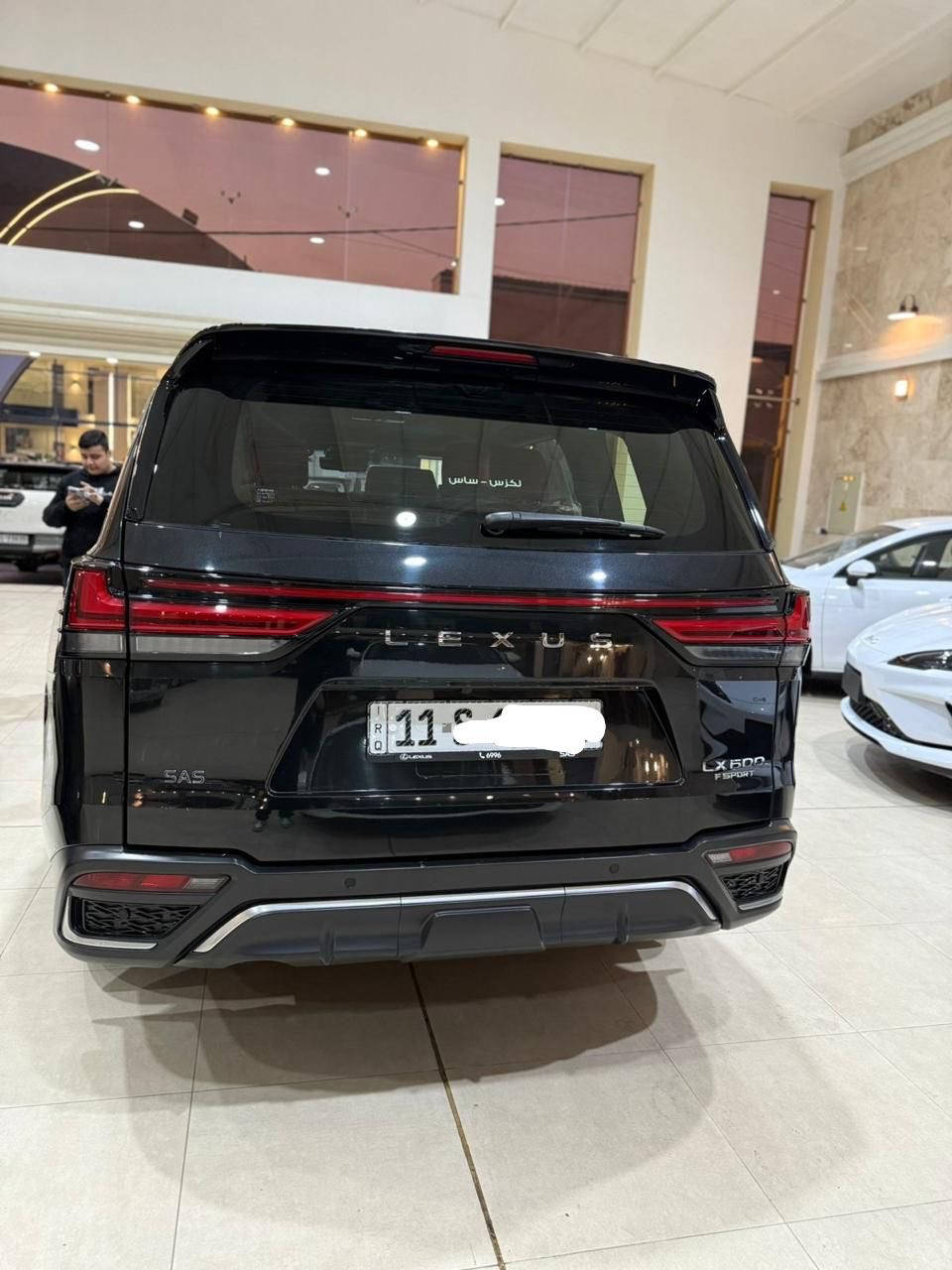 لكزس 
lx 600 F sport2023 خليجي
الممشى 40,000km
🔥 المحرك والأداء
 • المحرك: V6 سعة 3.5 لتر Twin-Turbo (تيربو مزدوج)  ￼
• القوة القصوى: حوالي 409 حصان @ 5200 rpm (هامش بسيط يختلف بين المواصفات والمحلي مقابل الأرقام الاسمية)  ￼
• العزم الأقصى: 650 نيوتن·م@ 1700-3600 rpm  ￼
 • ناقل الحركة: 10 سرعات أوتوماتيك  ￼
 • الدفع: رباعي كامل (4WD) مع limited-slip differential ونظام اختيار أوضاع قيادة متعددة (Eco / Comfort / Sport / Off-Road).  ￼
 • 0-100 كم/س: تقريبًا 7 ثوانٍ.  ￼

🚘 الأبعاد والقدرات
 • الأبعاد (طول × عرض × ارتفاع): ~ 5100 × 1990 × 1855 مم  ￼
 • سعة خزان الوقود: 110 لتر  ￼
 • الوزن الإجمالي و السحب: سعة سحب عالية وقدرات طريق و off-road جيدة (تفاصيل في بعض المواصفات الخليجية).  ￼

✨ المظهر الخارجي
 • عجلات F-SPORT مقاس 22 بوصة– تصميم رياضي مميز.  ￼
 • شبكة أمامية F-Sport مع إطار أسود خاص.  ￼
 • مصابيح LED ثلاثية العدسات مع نظام AHS (High-Beam Assist).  ￼
 • أبواب تُغلق تلقائيًا بهدوء (soft-close).  ￼
 • باب خلفي كهربائي مع حساس حركة القدم.  ￼

🛋️ المقصورة والراحة
 • مقاعد جلدية F-Sport فاخرة مع تبريد وتدفئة.  ￼
 • شاشتين معلومات وترفيه:
 • شاشة وسطية كبيرة 12.3 إنش
 • شاشة تحكم/معلومات 7 إنش  ￼
 • عجلة قيادة F-Sport جلدية.  ￼
 • شاشة عرض أمامية على الزجاج (HUD).  ￼
 • نظام صوت فخم Premium — Mark Levinson (في بعض السيارات خليجي).  ￼
 • مرايا رقمية (Digital Rear View Mirror).  ￼

🛡️ السلامة والتقنيات
 • نظام Lexus Safety System +2.5 (مرشحات أمان متقدمة).  ￼
 • نظام ما قبل التصادم + رادار تحكم ذكي بالسرعة.  ￼
 • مراقبة النقطة العمياء + تنبيه المرور الخلفي.  ￼
 • مراقبة 360° (PVM / Panoramic View).  ￼
 • مساند متعددة ونظام تثبيت على المسار.  ￼
 • نظام E-call للطوارئ.  ￼
للتواصل*********** 

📱 تقنيات إضافية
 • Apple CarPlay & Android Auto متوافقين.  ￼
 • نظام اتصال Lexus Connect App.  ￼للتواصل
***********
