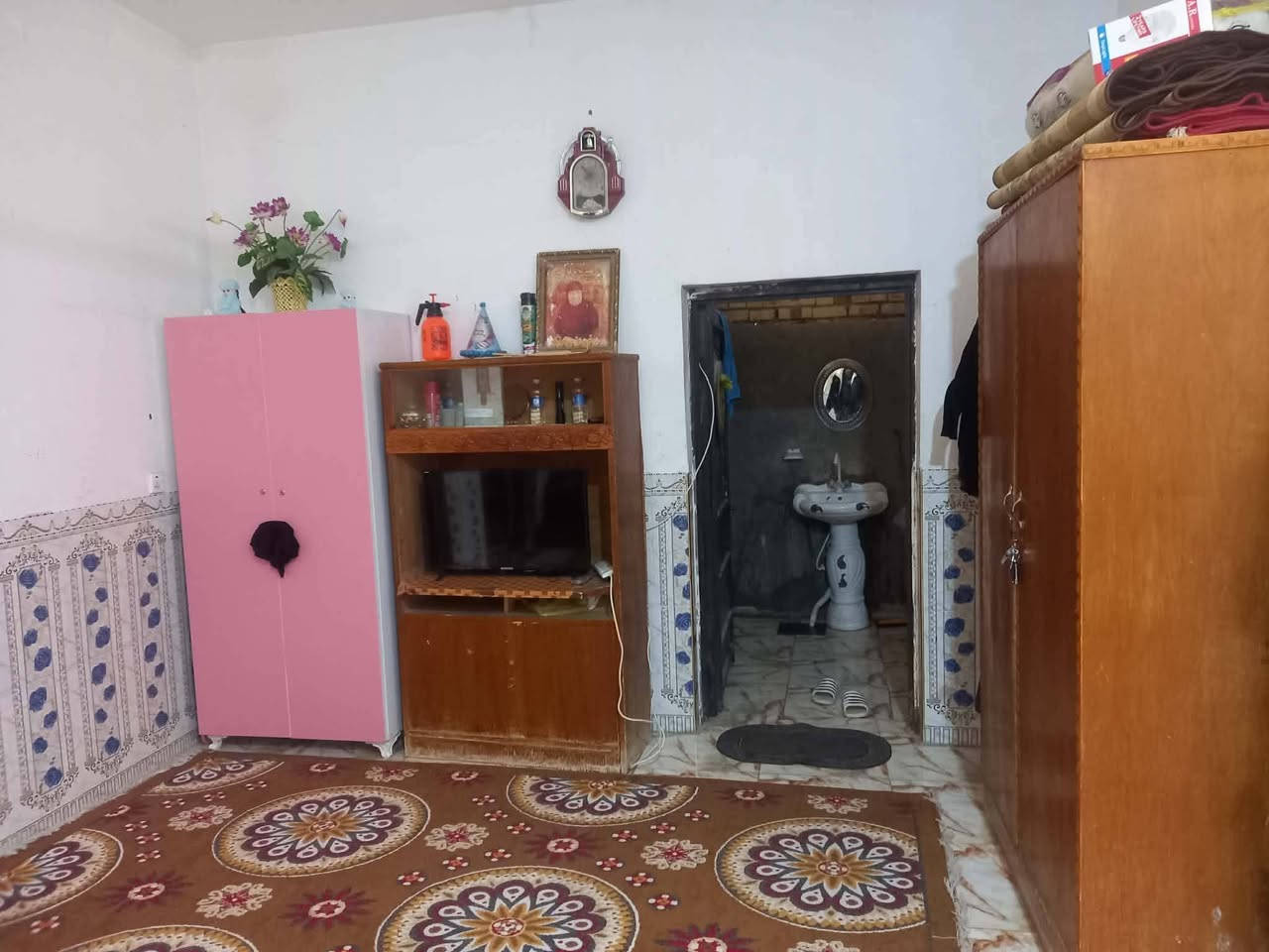 بيت مساحته ٣٢٠ متر الواجهة ١٢ والنزال ٢٧ يتكون من غرفتين وصاله ومطبخ واستقبال وصحيات خارجيه وداخليه بناء حديث سيراميك حدايق عدد٢ العنوان كوت البيضاء يبعد عن السدة مال الكارضيه ٧٠٠ متر السعر ٦٠  البناء كله طابوق رقم صاحب البيت ***********
