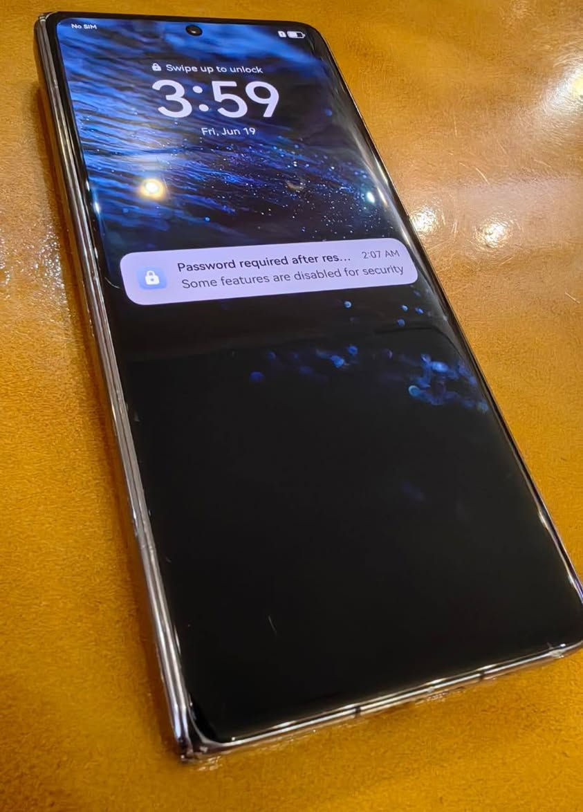 للبيع: هاتف HUAWEI Mate X3 (نسخة 512GB) بمواصفات قوية 
 المواصفات الأساسية:
• نوع الجهاز: هواوي ميت إكس 3 (HUAWEI Mate X3) - الموديل: ALT-L29
• المعالج: Qualcomm Snapdragon 8+ Gen 1 (أداء ممتاز وسريع جداً للألعاب والبرامج الثقيلة).
• الذاكرة العشوائية (RAM): 12 جيجابايت.
• الذاكرة الداخلية (التخزين): 512 جيجابايت.
• الشاشة: شاشة قابلة للطي بدقة عالية جداً (الشاشة الخارجية: 2504 × 1080، الشاشة الداخلية: 2496 × 2224).
• نظام التشغيل: محدث لآخر إصدار EMUI 14.2.0.
 حالة الجهاز:
• الشاشة الداخلية مكسورة فقط الباقي كلة 
الشاشة الخارجية نظيفة ما بيها شي
 نظيف 
 المكان:
• بغداد - ساحة عدن
 للتواصل:
***********

احلى شي بي كامرته 
السعر 300 الف قفل
