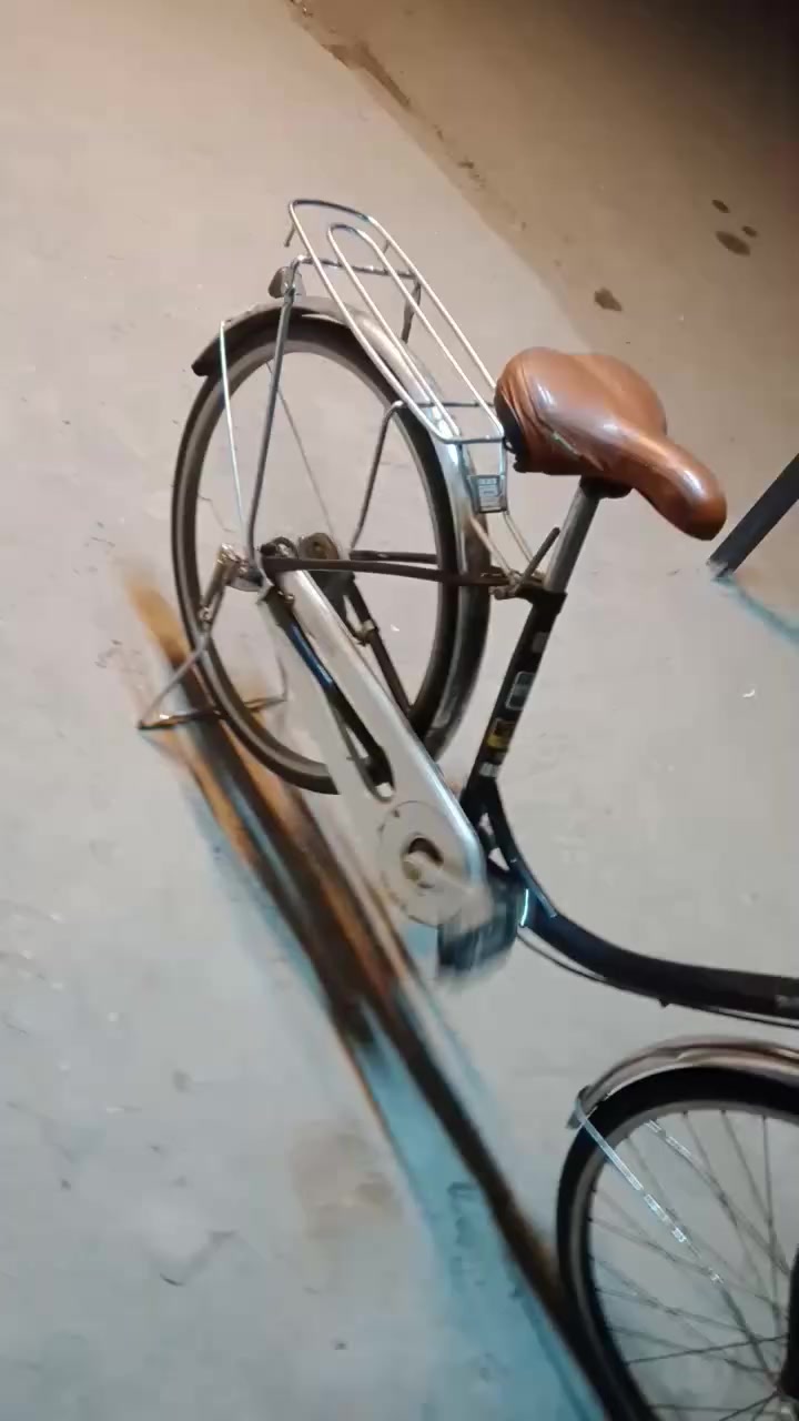 سلام عليكم بيسكل بناتي حجم 27 لون اسود سعر 125 وبي مجال بسيط عنوان بغداد الحبيبيه
***********
