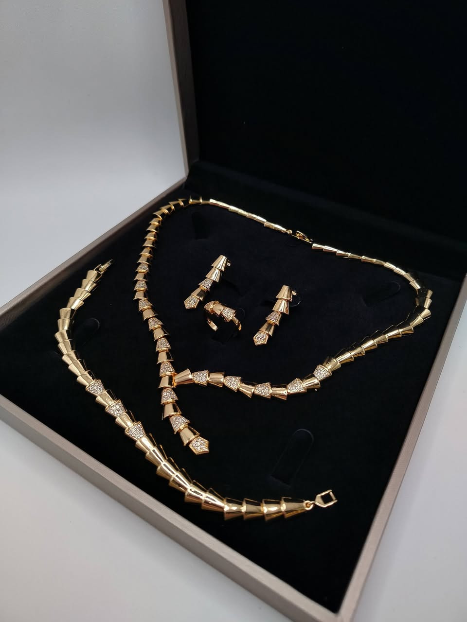 سيت ماركة بولكاري مختم مع الملحقات كامل يوجد توصيل جميع المحافظات


**إذا كنت صاحب هذا الإعلان وتريد حذفه لأي سبب، رجاءا أرسل رسالة إلى الدعم الفني**
