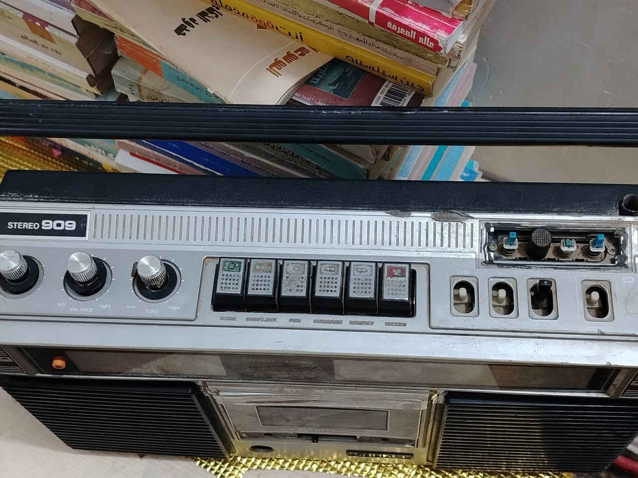 راديو وكاسيت تراثي أصلي من شركة سانكي اليابانية
Sankei Stereo 4 Band Radio Cassette Recorder
موديل TCR-909
صناعة يابانية – بداية الثمانينات تقريبًا (1980)
يعمل على الكهرباء والبطاريات
يحتوي على 4 موجات راديو FM / MW / SW
قطعة كلاسيكية نادرة مناسبة لهواة الأجهزة التراثية والديكور
�
Radiomuseum +١
الحالة: 
يشتغل /  (فقط وشوشة ) ماعرف شنو بي،
نقصقطة بداية الاريل، تقييم


**إذا كنت صاحب هذا الإعلان وتريد حذفه لأي سبب، رجاءا أرسل رسالة إلى الدعم الفني**