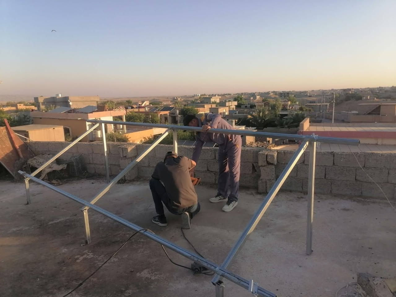 على بركة الله تعالى
تم بعون الله تعالى تنصيب منظومة طاقة شمسية متكاملة ذات كفاءة عالية، باستخدام مواد عالمية مضمونة لضمان طاقة مستقرة وأداء موثوق يدوم لسنوات طويلة.

🔹 17 أمبير نهاري
🔹 15 أمبير ليلي

تتكون المنظومة من:
▪️ انڤيرتر فلستي بقدرة 6 كيلو، بمواصفات عالمية وأداء عالي الكفاءة.
▪️ بطارية فلستي سعة 15 كيلو، ذات جودة ممتازة وعمر تشغيلي طويل.
▪️ ألواح لونجي HIMO X10 بقدرة 650 واط (وجهين)،  وكفاءة إنتاجية عالية.
▪️ هيكل حديد مغلون مقاوم للصدأ والعوامل الجوية.
▪️ بورد قواطع حماية متكامل لضمان أعلى درجات الأمان.
▪️ أسلاك ربط نحاس عالية الجودة لتحمل الأحمال بكفاءة عالية.
▪️ جميع الملحقات والتجهيزات الخاصة بمنظومات الطاقة الشمسية.

نلتزم بتقديم الجودة، الضمان، والدقة في التنفيذ بأيدي مختصة وخبرة موثوقة، لأن الطاقة الشمسية اليوم ليست رفاهية، بل استثمار حقيقي للمستقبل وتوفير دائم للطاقة.

📞 للاستفسار والحجز : ***********

#الفريق_الفني
#عكرمه_الحبيب
#طاقة_متجددة #اعمال_يومية
#الله_حيهم
