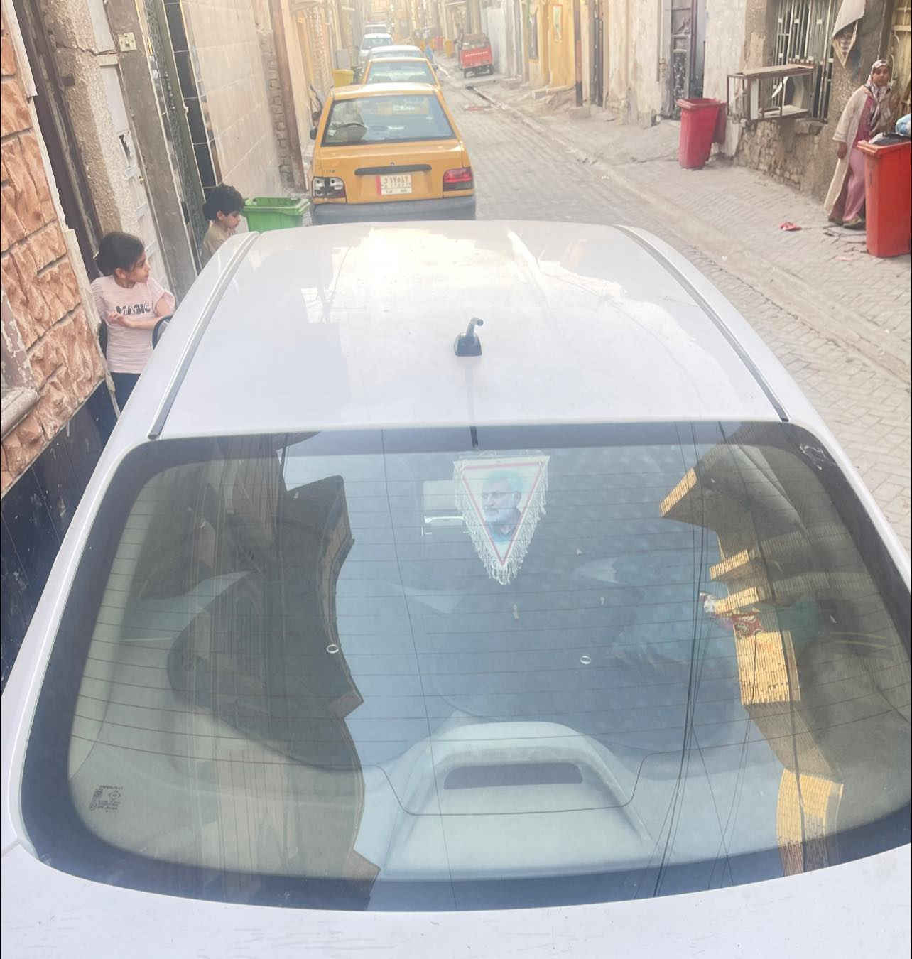 السلام عليكم قبل لا تقرأ المنشور اذا ما عجبك السعر لا تكسر بحلال العالم نيسان سني هندي موديل 19 رقم بغداد الرقم جديد هزة جديدة بأسمي مداور ثاني يوم كير مكينة تبريد خير من الله بيها شاشة كبيرة و كامرة HD دوارة شادلها تخم تاير جديد نقشة ناعمة بيها حادث بين باب السايق و الخلفي و بيها ضربة بالبراكيت الخلفي بيها بارد بالجاملغ الخلفي عكس السايق البنيد عليه فابلون جمالية (ابيع حزام حتى اصدق مع المشتري)  سيارة نظيفة و حلوة ماشية 150 مكاني مدينة الصدر معروضة 87 بيها مجال جداً بسيط لان عليها غرامة 800 الف لازم ادفعهن و هذا رقمي ***********
