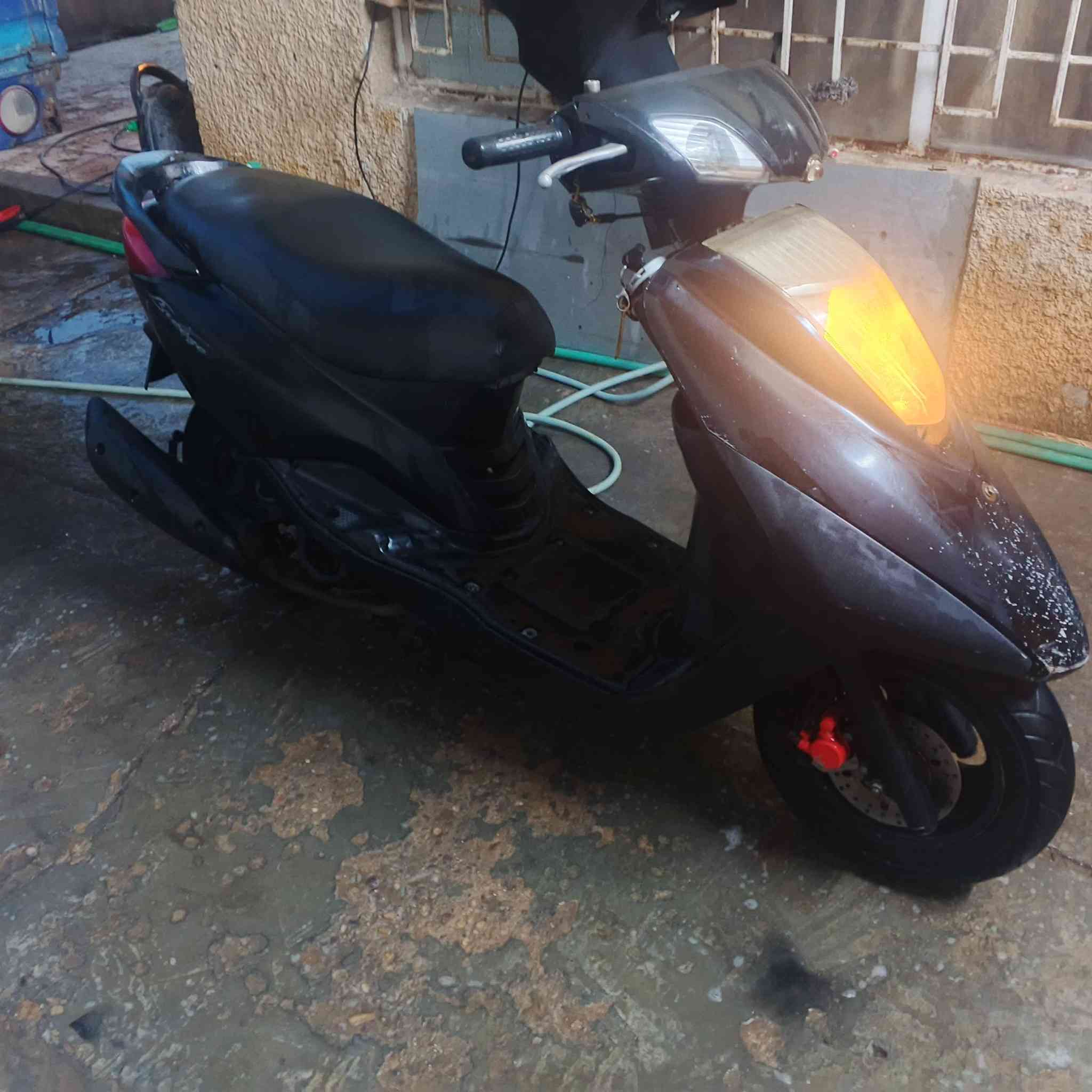 سلام عليكم دراجه بريز نضافه90\100  مكينه جديده لانضوح ولاتبخير ولا تنقيص كفرات بلاديه مكاني بغداد حي العامل سعر300وبيهه مجال الرقم ***********
