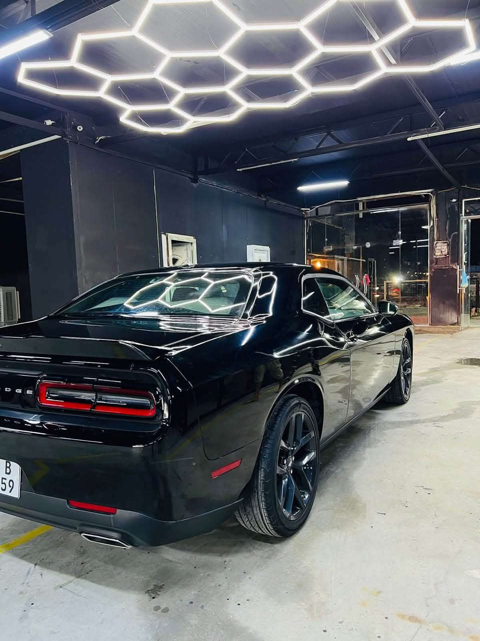 الـسـعـر (22) ألف دولار
دوج جالنجر 2022 SXT
 اللون الخارجي: أسود
 المحرك: 6 سلندر، بسعة 3.6 لتر (Pentastar V6) اقتصادي وقوي (303 حصان)
 الكير: أوتوماتيك 8 سرعات 
 اللوحة:  رقم سليمانية (تسجيل أول مرة بأسمي)

الحادث/  (سرقة) بنيد  والدعامية + الچاملغ الي بصف السائق

تبريد ثلج بشرط
تخم تايرات ياباني تم تبديلهم قبل 9 أشهر 

أنظمة الأمان والسلامة
 الوسائد الهوائية: وسائد أمامية، جانبية، وستائرية للصفين الأمامي والخلفي.
أنظمة المساعدة: مثبت سرعة، كاميرا خلفية.
أنظمة التحكم: فرامل مانعة للانغلاق (ABS)، نظام التحكم الإلكتروني بالثبات (ESC)، نظام التحكم بالجر (TCS).

المواصفات
ويل رياضي  20
شاشه و كامره دواره
كاربلي
اندرويد اوتو
كشنات حضن رياضي
كشن سائق كهرباء 
دكمه سبورت
كشنات السيارة مدوشمة لون ماروني
داخل السيارة كله مغلف نايلون اصلي أمريكي 
ملاحظة: عداد السيارة في امريكا 20 ألف ميل
حالياً (29) ألف ميل 

مكان السيارة/ بغداد الاعظمية

للاستفسار اتصل
***********
