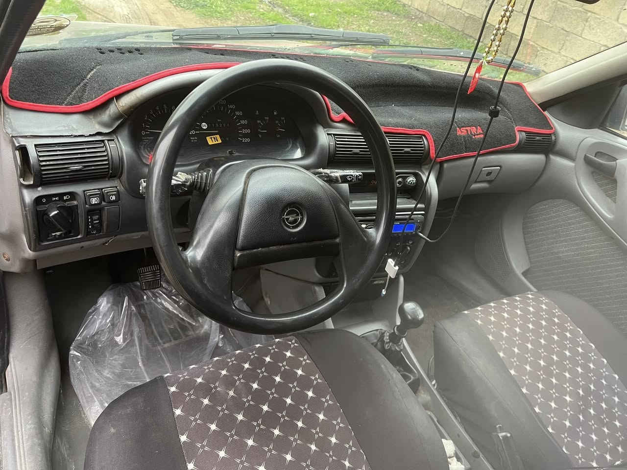 السلام عليكم 

استرا موديل 92للبيع

كاربون بانزين بيها 

طخم السياره جديد

وايرمنيه كاملة جامات كهربائي قفل مركزي 

محرك وكير شرط حجم 16

مصلحه دواير ودوسات فقط 
 
رقم نينوى الماني سنوية الى 2028 

السعر 38 مكاني موصل الايسر 

تواصل عل صفحة او اتصال عل رقم / ***********
