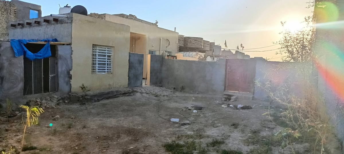 بيت متاح للبيع
المساحة 370 م 
طابو زراعي مستند 25 حق التصرف
الماجدية / خلف الصفاة القديمة مباشرةً 
يحتوي على استقبال خارجية + مطبخ حار بار + غرفتين نوم + صالة + صحيات داخلية خارجية + حديقة خارجية مساحتها 110 م  وسعر مناسب للحميع ان شاء الله 

الاتصال على الرقم ( *********** )
